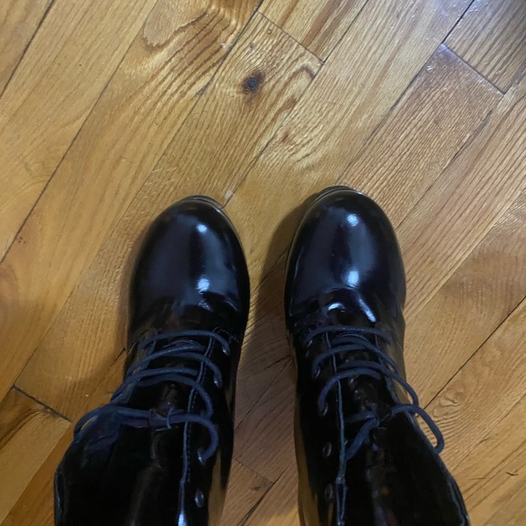 Black lace up boots!! Very comfortable - Picture 4 of 5